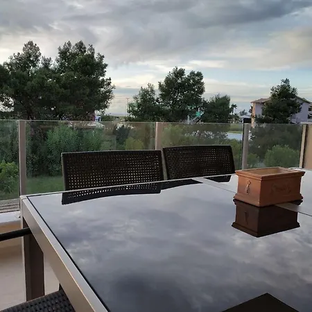 Beachfront Galazio בית נופש *