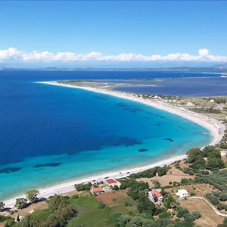 Beachfront Galazio בית נופש