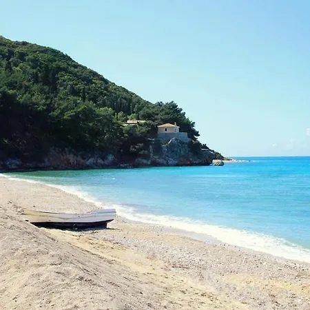 Beachfront Galazio בית נופש